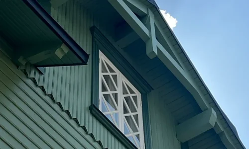Renoveeritud hoone katuse ja akna detail Faehlmanni 28 Tallinnas